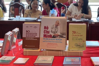 Trưng bày các ấn phẩm tiêu biểu về chủ đề Kỷ niệm 130 năm Ngày sinh Chủ tịch Hồ Chí Minh.