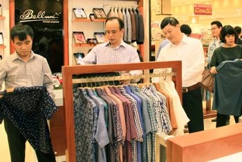 Người tiêu dùng mua đồ thời trang Việt Nam tại một trung tâm thương mại.
