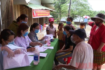 Cán bộ Trung tâm Kiểm soát bệnh tật tỉnh Đắk Nông tổ chức điều tra dịch tễ, khám sàng lọc điều trị cho người dân vùng dịch.