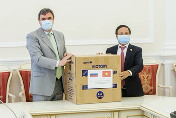 Đại sứ Ngô Đức Mạnh trao tặng khẩu trang y tế cho Phó Chủ tịch Ủy ban Đối ngoại Saint Petersburg.