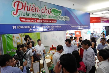 Đông đảo khách tham quan Phiên chợ tuần nông sản an toàn thực phẩm thành phố Cần Thơ năm 2020.