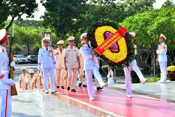 Vòng hoa của đoàn mang dòng chữ "Đời đời nhớ ơn các Anh hùng liệt sĩ ".
