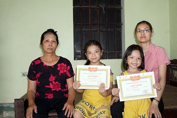 Bà mẹ Việt Nam Anh hùng Bùi Thị Sửu (bên trái) cùng con dâu và cháu nội.
