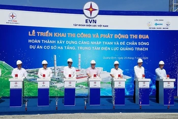 Bấm nút khởi công các công trình hạ tầng của Trung tâm Điện lực Quảng Trạch.