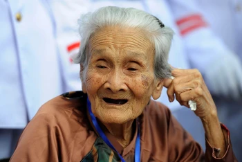  Mẹ Việt Nam Anh hùng Nguyễn Thị Lựu, 84 tuổi, xã An Phú, huyện Tịnh Biên, tỉnh An Giang.