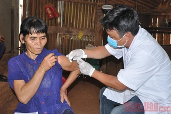 Cơ quan chức năng phun thuôc phòng chống bệnh bạch hầu ở huyện Bù Đăng