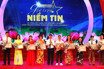 Đồng chí Võ Văn Thưởng trao Bằng khen cho các cá nhân đoạt giải Nhất các tuần thi.