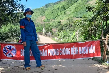 Xã Cư Pui, huyện Krông Bông lập chốt chặn cách ly khu vực có dịch bạch hầu để phòng, chống dịch.