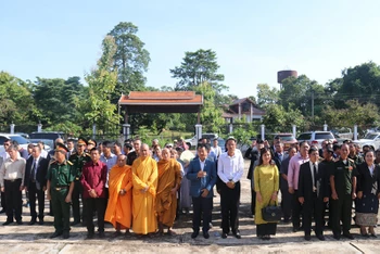 Đại diện các cơ quan Việt Nam bên cạnh Đại sứ quán, cộng đồng kiều bào, doanh nghiệp, tăng ni phật tử và người dân Lào tham dự buổi lễ ngày 26-7.
