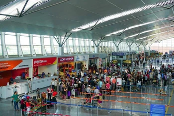 Tăng tối đa các chuyến bay giải toả khách khỏi "điểm nóng" Đà Nẵng