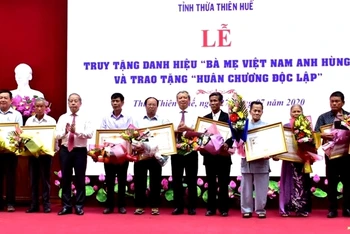 Các đồng chí Bí thư Tỉnh ủy Lê Trường Lưu và Chủ tịch UBND tỉnh Phan Ngọc Thọ trao danh hiệu cao quý “Bà mẹ Việt Nam anh hùng” cho thân nhân các mẹ.