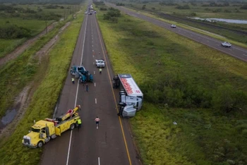 Lốc xoáy quật đổ xe tải đang di chuyển trên đường tại bang Texas. (Ảnh: Reuters)