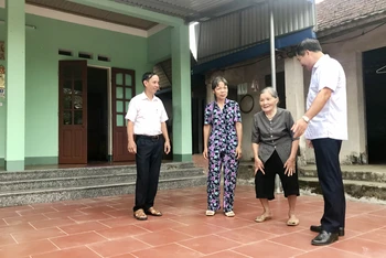 Mẹ con bà Dương Thị Chất (đứng giữa) tại ngôi nhà mới khang trang. Ảnh: THÁI BÌNH