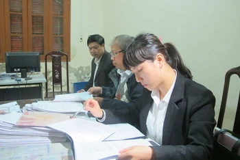 Cán bộ Cục Người có công tham gia kiểm tra, rà soát hồ sơ tồn đọng tại tỉnh Thái Bình. Ảnh: SÍN NGUYỄN