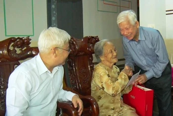 Nguyên Ủy viên Bộ Chính trị, nguyên Chủ tịch nước Nguyễn Minh Triết tặng quà cho Mẹ Việt Nam Anh hùng trên địa bàn thị xã Phước Long.