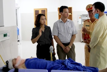 Đại diện Ban ATGT Quảng Bình thăm hỏi người bị thương tại bệnh viện.