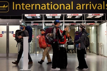 Hành khách tại sân bay Gatwick, Anh, ngày 10-7. (Ảnh: Reuters)