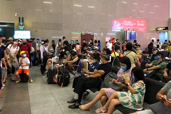 Sân bay Đà Nẵng đông nghịt người tối 27-7.