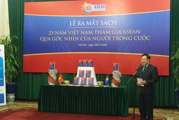 Phó Thủ tướng, Bộ trưởng Ngoại giao Phạm Bình Minh phát biểu tại lễ ra mắt sách.