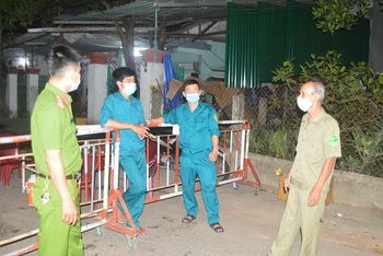 Lực lượng chức năng không quản khó khăn ngày đêm canh chốt phòng, chống dịch tại khu vực bệnh nhân 419 sinh sống.