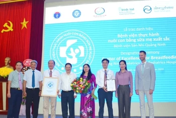Bệnh viện Sản Nhi Quảng Ninh đón nhận danh hiệu Bệnh viện thực hành nuôi con bằng sữa mẹ xuất sắc, do Bộ Y tế trao tặng.