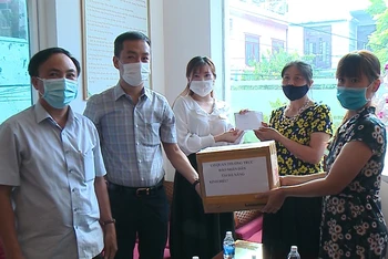 Lãnh đạo CQTT báo Nhân Dân tại Đà Nẵng thăm và tặng quà nhóm du khách bị kẹt lại Đà Nẵng do lệnh giãn cách xã hội.