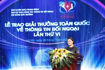 Chủ tịch Quốc hội Nguyễn Thị Kim Ngân phát biểu tại lễ trao giải.