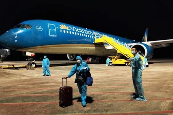 Chuyến bay chở 276 công dân Việt Nam trở về từ Mỹ đã hạ cánh an toàn xuống sân bay Vân Đồn - Quảng Ninh.