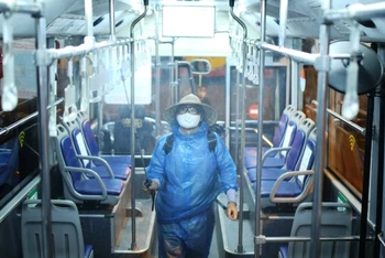 Thực hiện khử khuẩn bảo đảm vệ sinh phòng, chống dịch bệnh trên xe buýt.