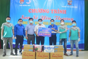 Trao tặng nhu yếu phẩm cho người dân khu cách ly tại tổ 9, phường Quảng Phú.