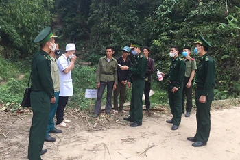 Bộ đội biên phòng Điện Biên kiểm tra thủ tục nhập cảnh của công dân tại Cửa khẩu Quốc tế Tây Trang.