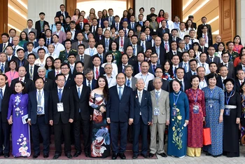 Thủ tướng Chính phủ Nguyễn Xuân Phúc chụp ảnh cùng các đại biểu. Ảnh: Trần Hải.