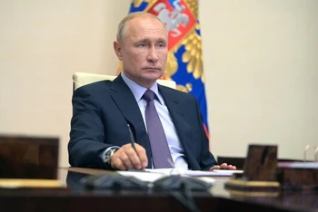 Tổng thống Nga V. Putin chủ trì cuộc họp trực tuyến lớn về khả năng ứng phó làn sóng Covid-19 thứ hai. (Nguồn ảnh: Kremlin.ru)