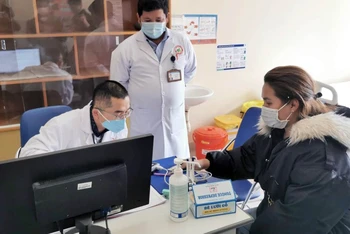 Người dân đến tư vấn và khám sàng lọc tại Bệnh viện đa khoa Lâm Đồng.