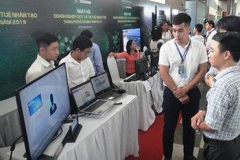 Các gian hàng trưng bày sản phẩm công nghệ thông tin tại Ngày hội Doanh nghiệp công nghệ thông tin và Trí tuệ nhân tạo TP Hồ Chí Minh năm 2019.