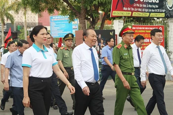 Đồng chí Trường Hòa Bình cùng các đại biểu đi bộ cổ động hưởng ứng Ngày toàn dân phòng, chống mua bán người - 30-7.