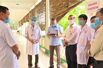 Lãnh đạo Sở Y tế tỉnh Đắk Lắk kiểm tra cơ sở vật chất phục vụ công tác cách ly và đều trị cho bệnh nhân Covid-19 tại Bệnh viện lao phổi Đắk Lắk. 