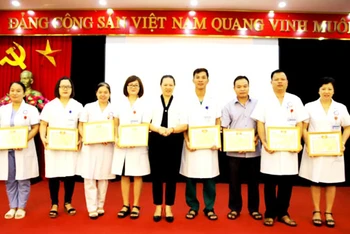 Lãnh đạo Sở Y tế Lào Cai khen thưởng đột xuất kíp bác sĩ, nhân viên y tế cứu sống sản phụ nguy kịch.