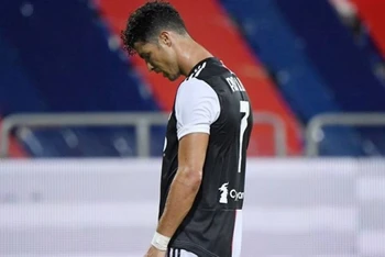 Cristiano Ronaldo thất vọng khi không thể “nổ súng” trước Cagliari. (Ảnh: Reuters)