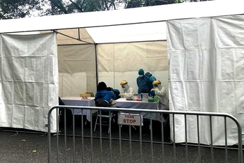 Tổ chức xét nghiệm nhanh Covid-19 cho những người liên quan đến Bệnh viện Bạch Mai tại Công viên Bách Thảo vào tháng 3-2020.