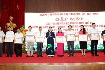 Lãnh đạo Thành ủy Hà Nội tặng bằng khen cho các tập thể, cá nhân xuất sắc.