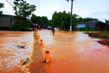 Nhiều tuyến đường giao thông liên xã ở huyện Ea Súp bị ngập nước.