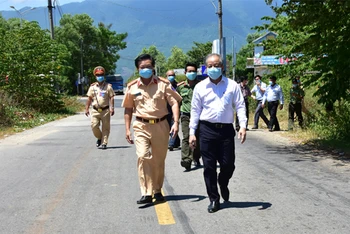 Chủ tịch UBND tỉnh Thừa Thiên Huế Phan Ngọc Thọ kiểm tra các chốt kiểm soát y tế trên tuyến Quốc lộ 1A ngày 28-7. Ảnh: Cổng thông tin điện tử Thừa Thiên Huế.