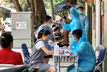  Trung tâm Y tế quận Hoàn Kiếm lấy mẫu xét nghiệm cho người dân tại phường Hàng Bồ. 