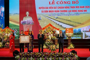 Đồng chí Đinh Tiến Dũng trao tặng Huân chương Lao động hạng Nhì cho lãnh đạo huyện Gia Viễn.
