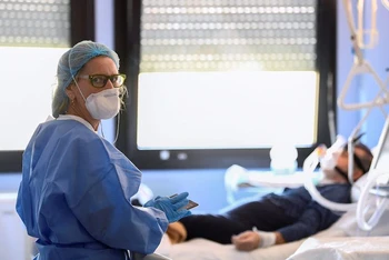 Một nhân viên y tế đang chăm sóc một bệnh nhân mắc Covid-19 phải điều trị tích cực, ở Cremona, Italy, ngày 19-3-2020. (Ảnh: Reuters)