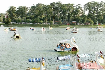 Đà Lạt đón lượng du khách khá lớn vào mùa cao điểm du lịch hè nhưng nay bị ảnh hưởng nghiêm trọng do dịch bùng phát. Trong ảnh, Hồ Xuân Hương, Đà Lạt.
