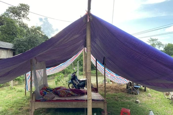Một số hộ dân ở Mộc Châu do lo sợ động đất đã dựng lều tạm cạnh nhà để ở. Ảnh: Cục Ứng phó và Khắc phục hậu quả thiên tai.