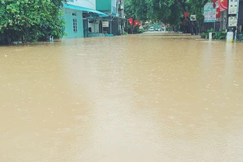 Nhiều tuyến đường ở thành phố Hà Giang ngập nước do mưa lớn trong ngày 21-7 (Ảnh: Khánh Toàn).