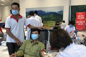 Ông Lê Trung Truyền (áo trắng) cùng anh họ tại buổi hiến máu sáng nay. 